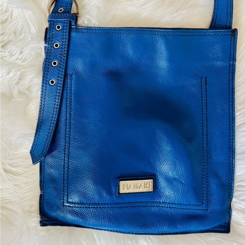 Hadaki women’s crossbody leather purse w strong magnetic closure, gently used